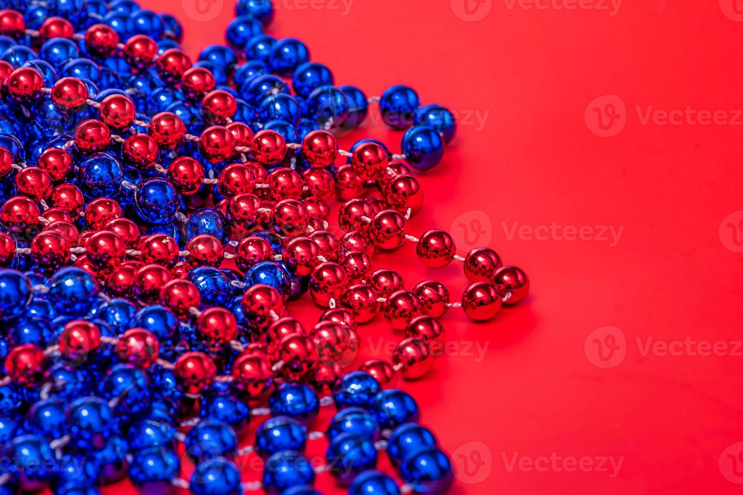Weihnachten Hintergrund. Perlen in Rot und Blau auf rotem Grund. Neujahr. foto