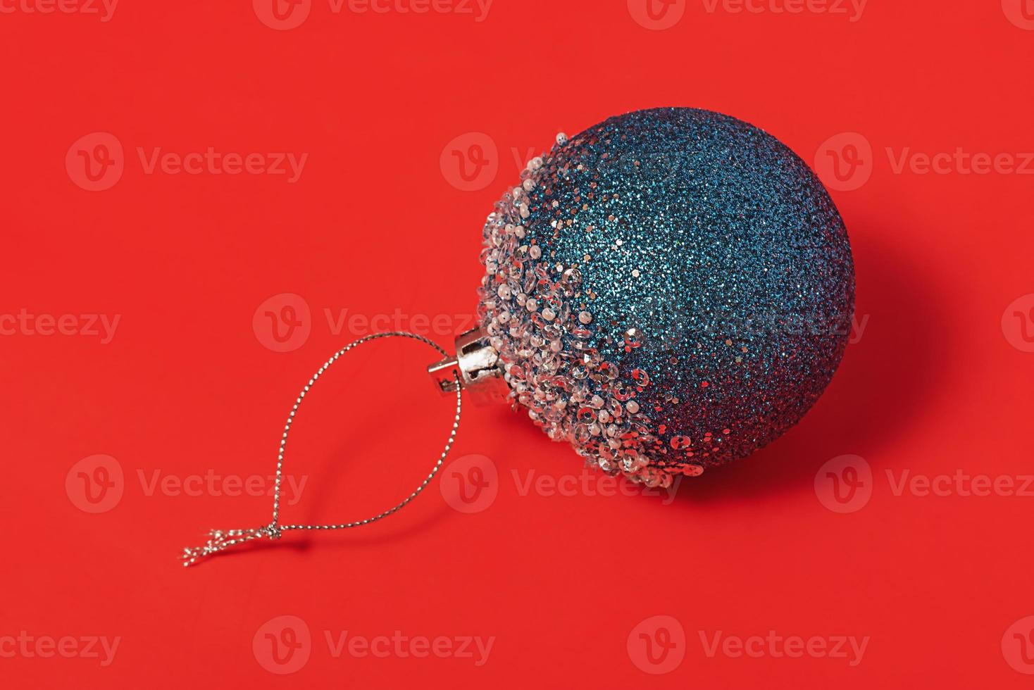Weihnachtskomposition in blauen und roten Farben. blaues Weihnachtsspielzeug auf rotem Grund. foto