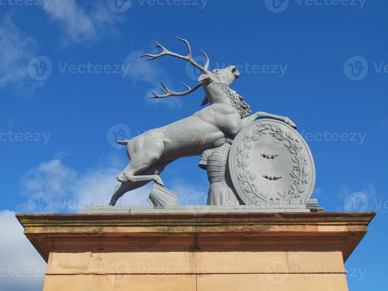 statue auf dem schlossplatz in stuttgart, deutschland foto