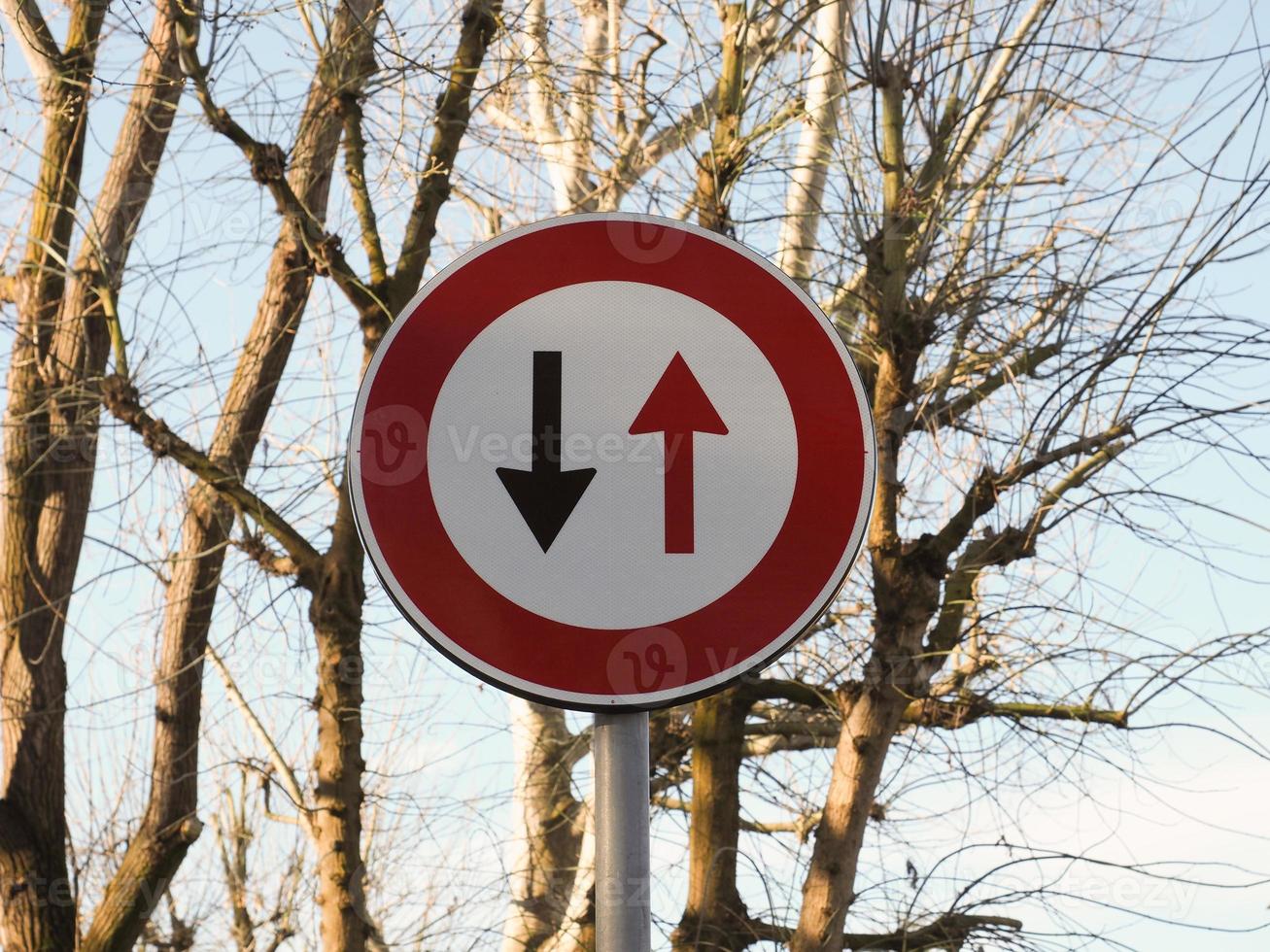 Zwei-Wege-Verkehrszeichen foto