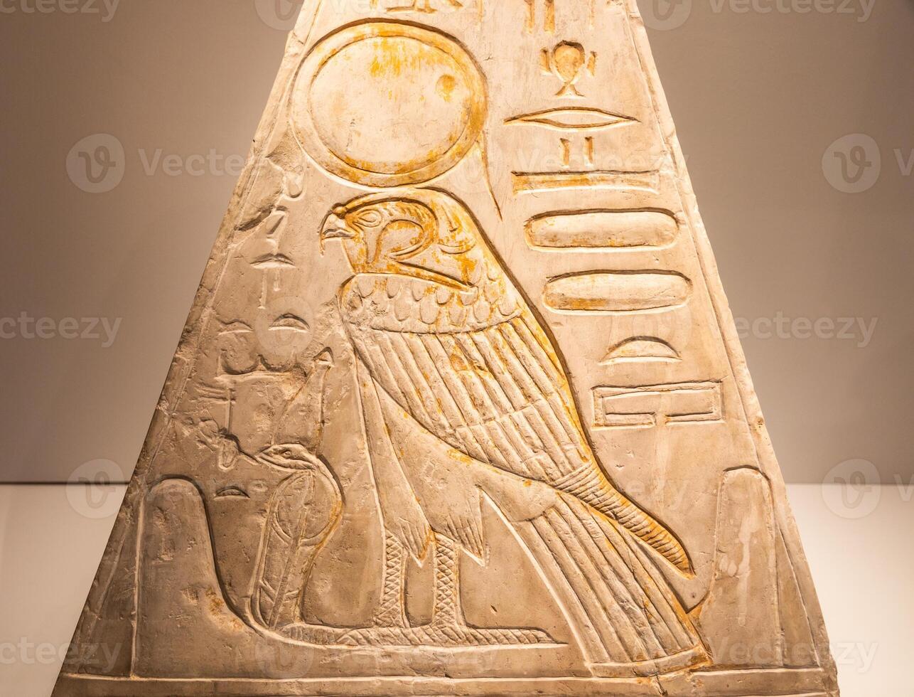 ägyptisch Museum, Pyramidion mit Horus Falke - - 1279 bc foto