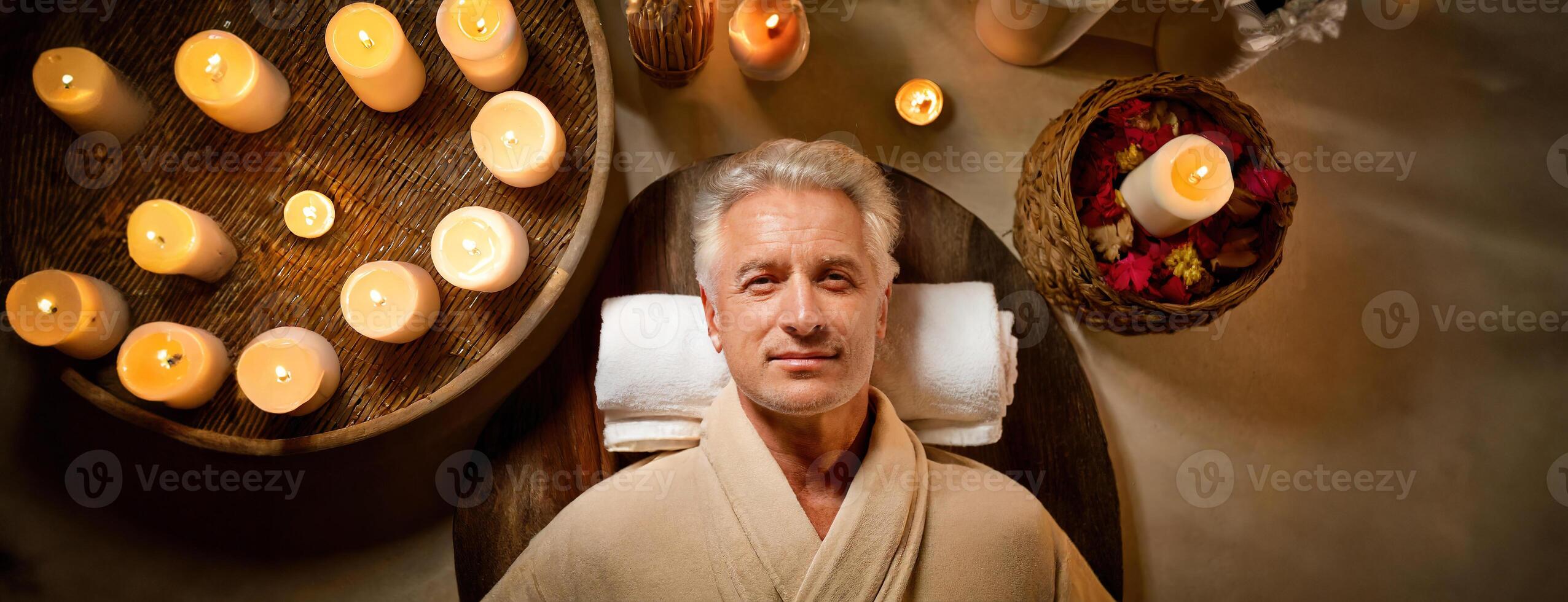 ai generiert reifen entspannt zufrieden Mann Lügen im ein Massage Zimmer mit aromatisch Öle und Verbrennung Kerzen. faltig männlich Gesicht Nahansicht. foto