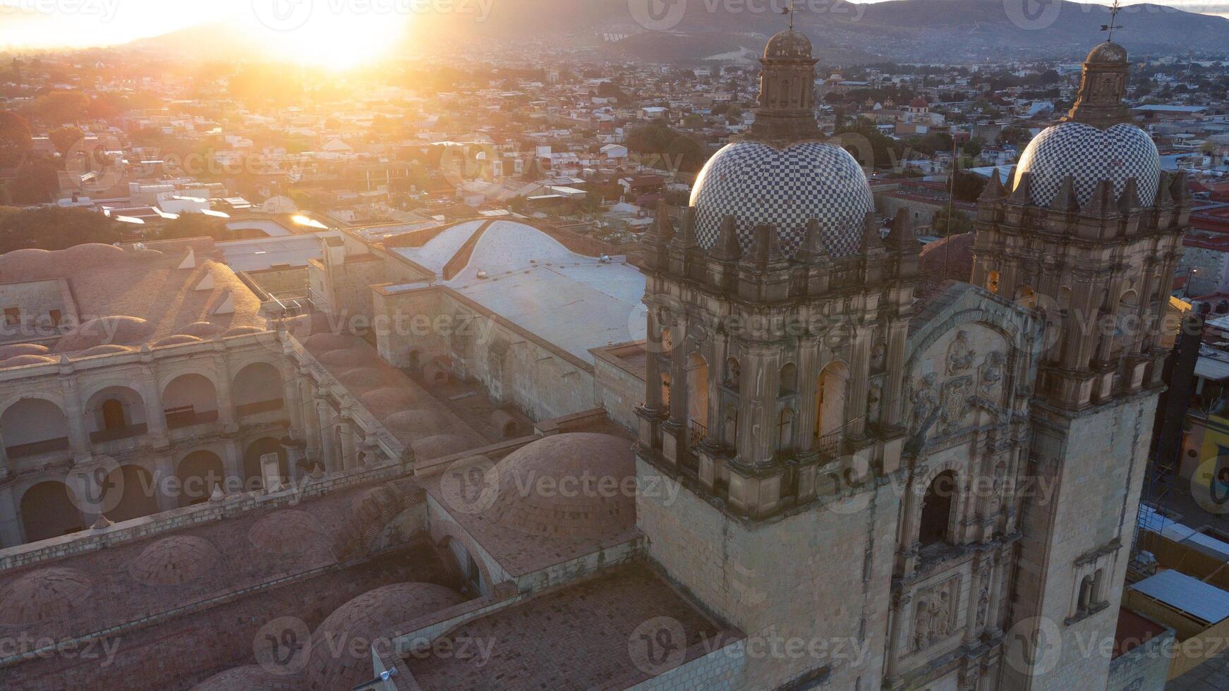 Santo Domingo Kirche im Oaxaca, Mexiko, beim Sonnenuntergang Drohne Aussicht oben foto