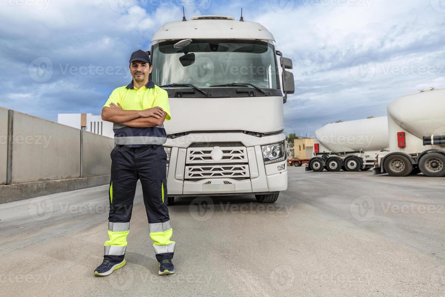 glücklich Erwachsene Mann Mechaniker Stehen in der Nähe von geparkt LKW foto