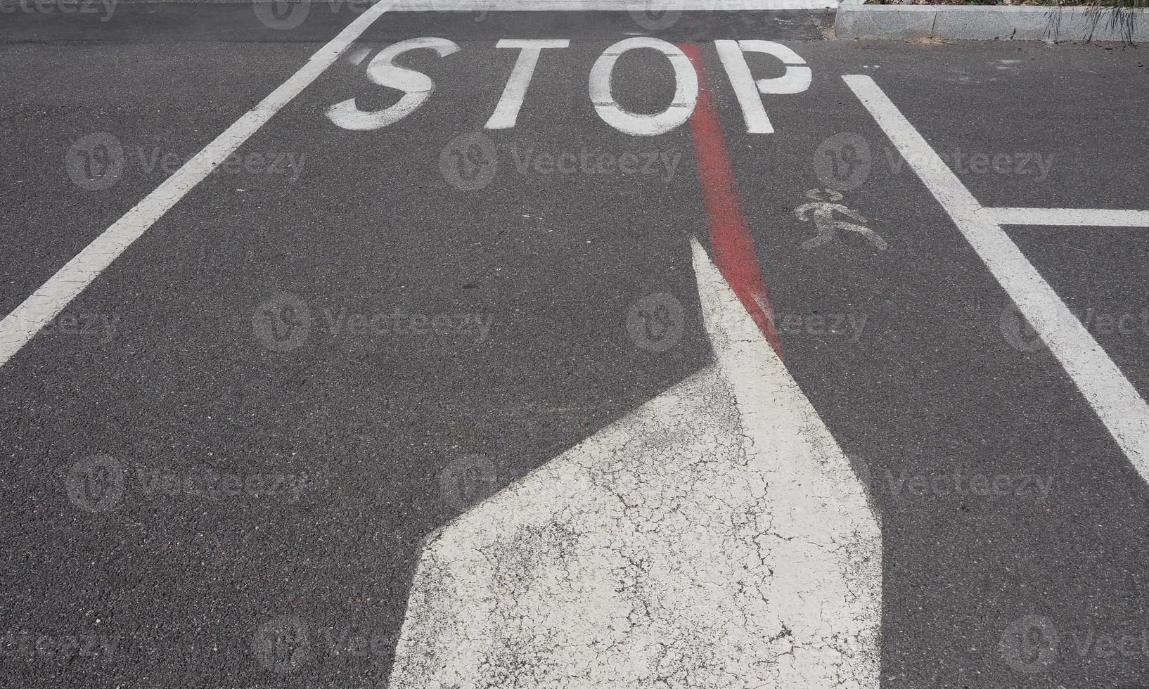 Stoppschild auf der Straße foto