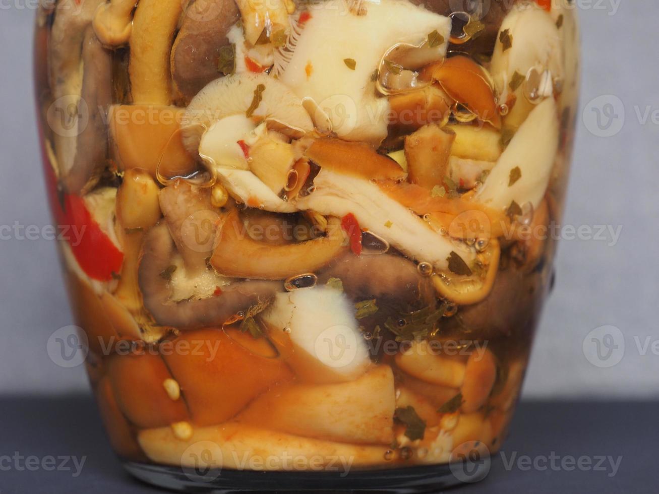 gemischte Champignons und Steinpilze im Glas foto