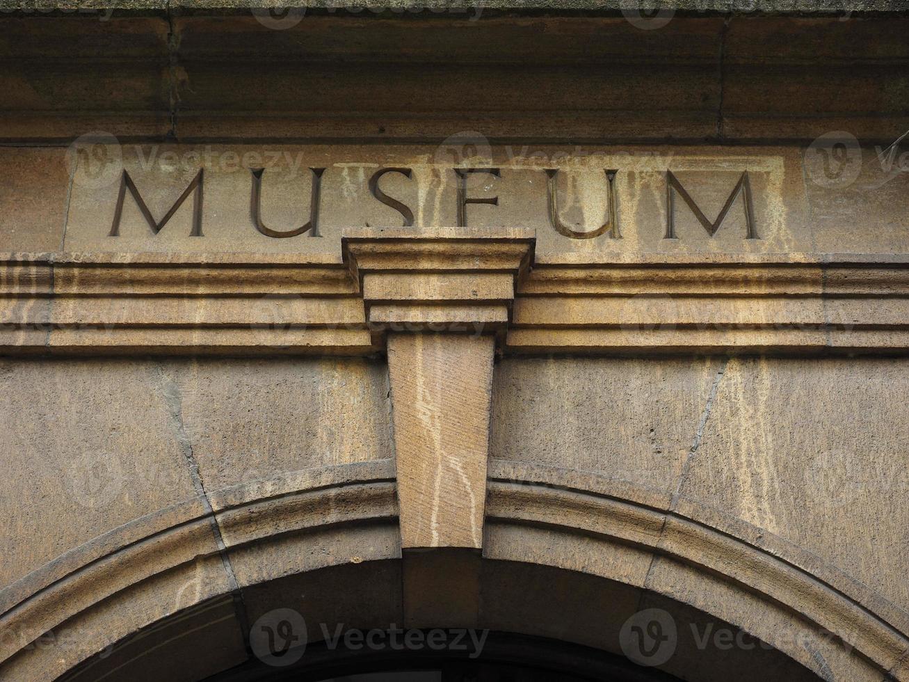 Museumsschild in Stein gemeißelt foto