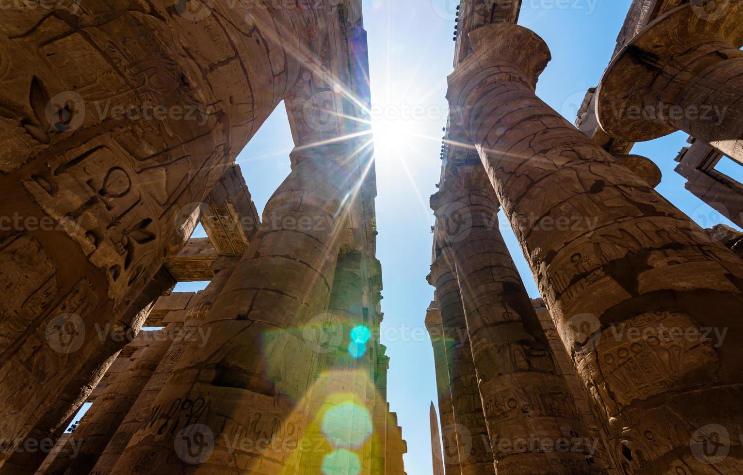 Antike Säulen in einem Karnak-Tempel in Luxor foto