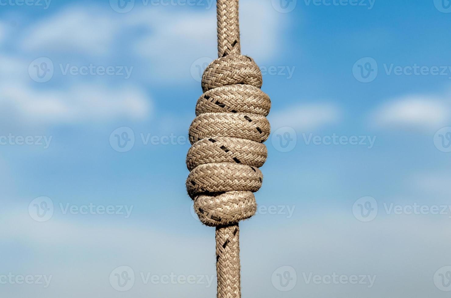 viele Seile und ein großer Knoten gegen den blauen Himmel foto