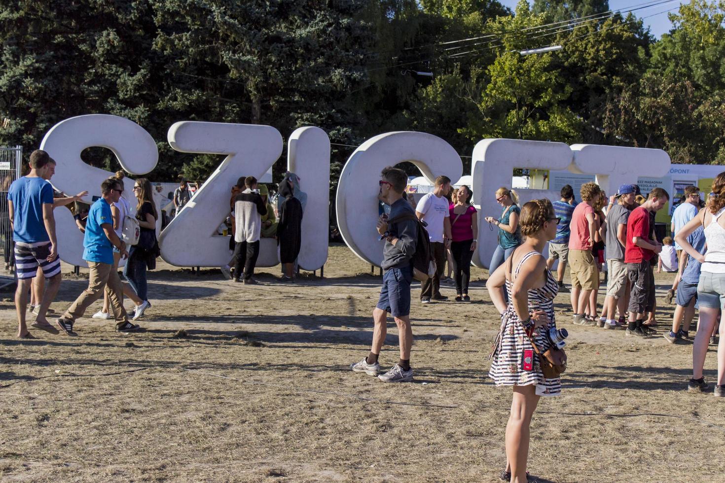 Budapest, Ungarn, 17. August 2014 - Unbekannte Personen auf dem Sziget-Festival in Budapest. Das Sziget Festival ist eines der größten Musik- und Kulturfestivals in Europa und findet jedes Jahr im August in Budapest statt. foto