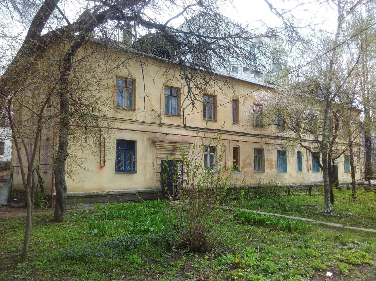 alte Häuser in einer niedrigen Straße foto