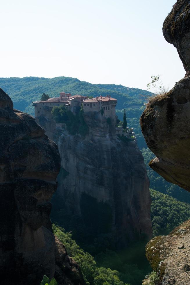 orthodoxes Kloster auf einer Klippe bei Meteora, Griechenland foto