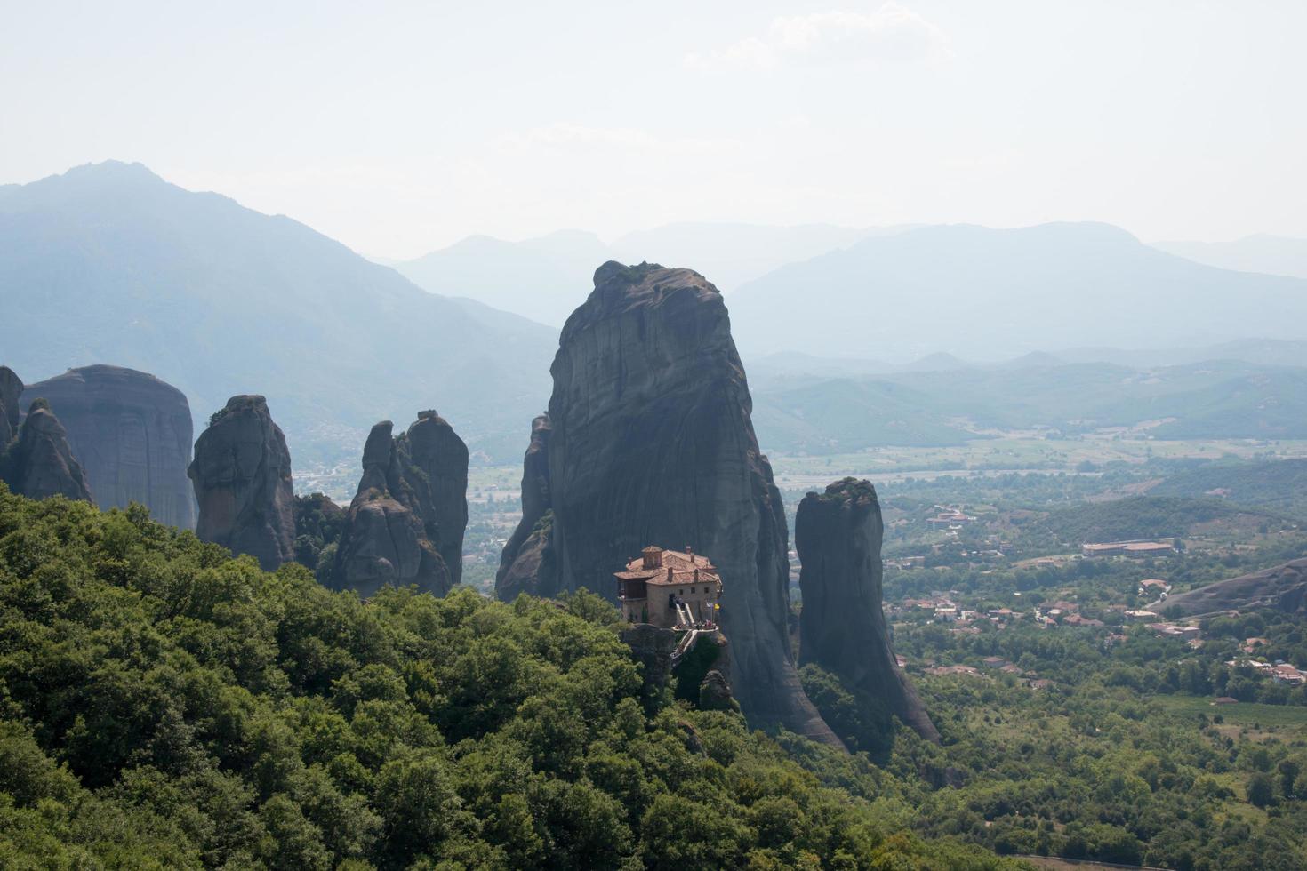 schöne Landschaft mit Meteora-Bergen und Kloster. kalambaka, griechenland. foto