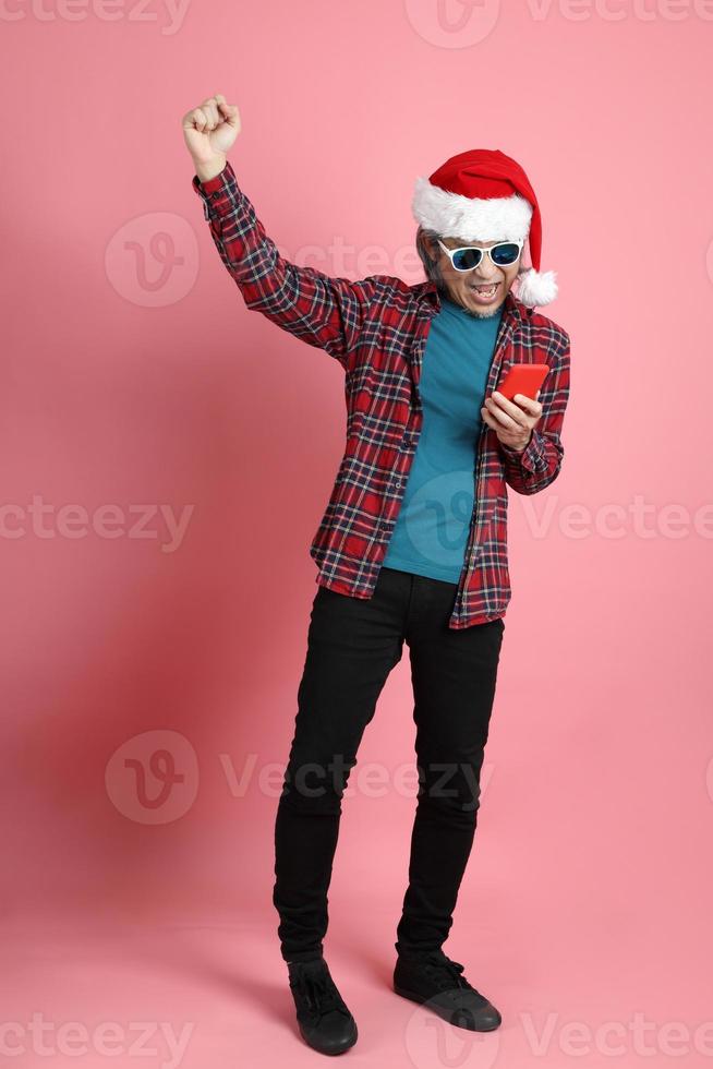 Mann in der Weihnachtszeit foto