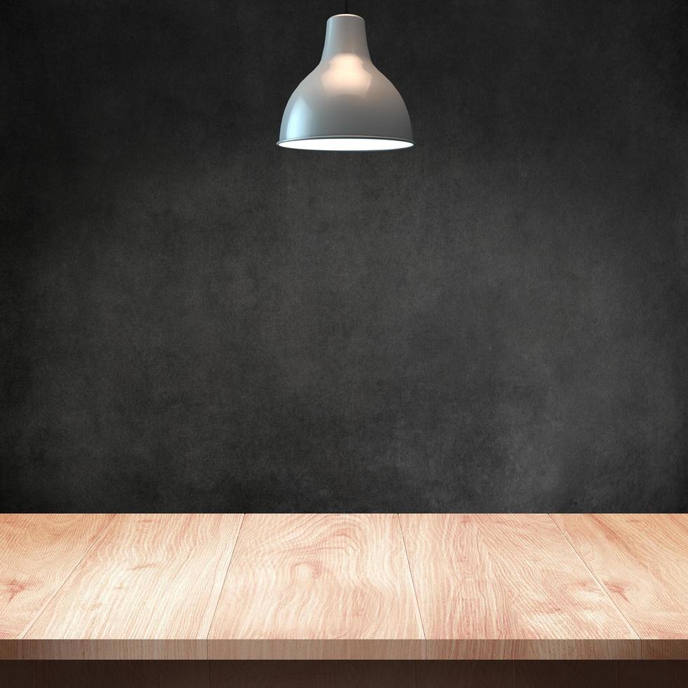 Holztisch mit Lampe und Wandhintergrund foto