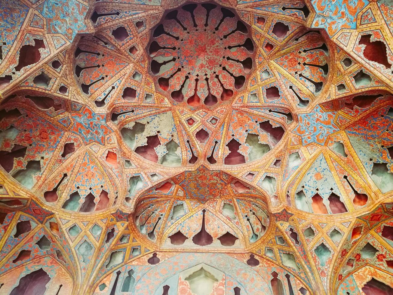 isfahan, iran, 2016 - decke muqarnas gewölbe der musikhalle im ali qapu palast. foto