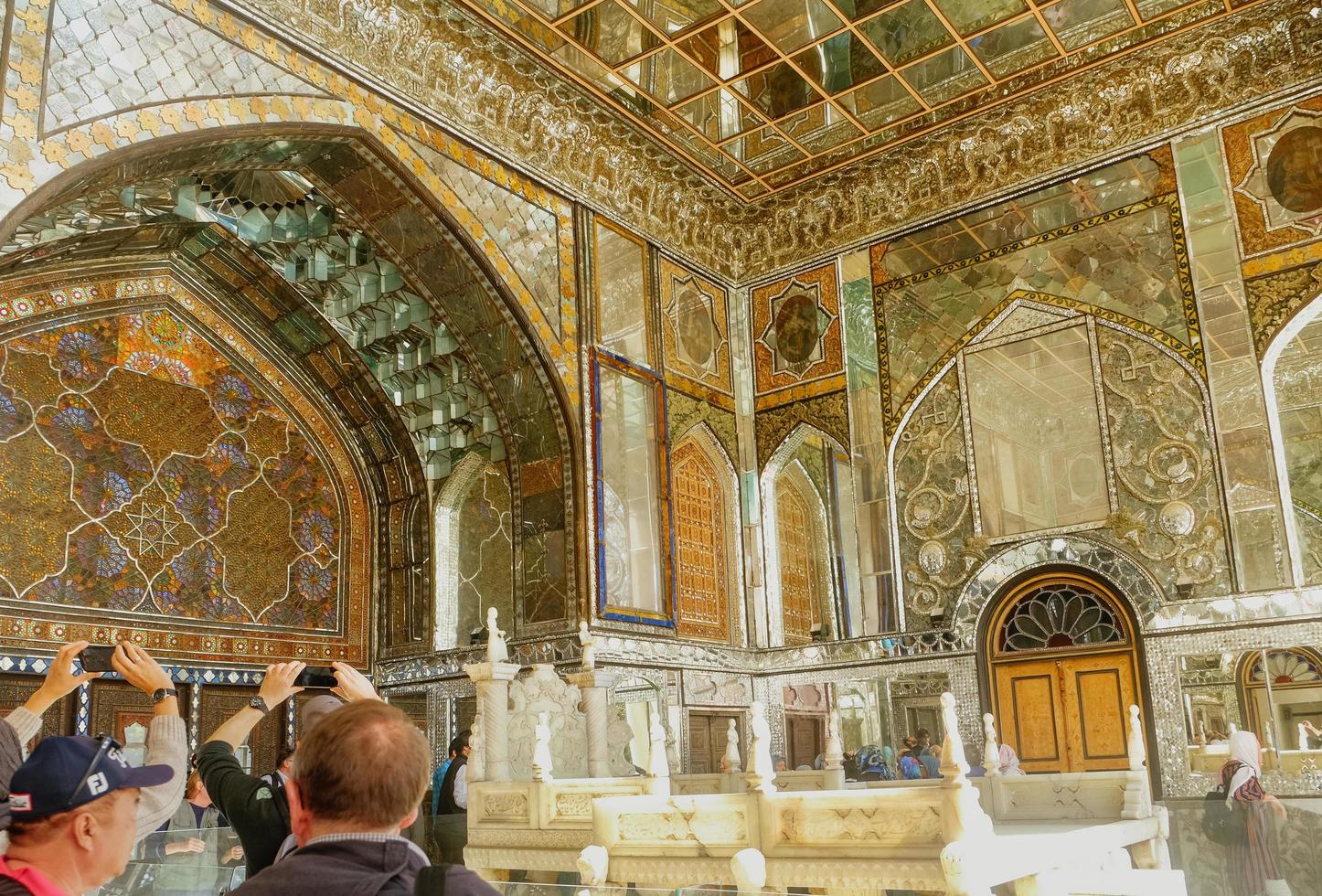 Teheran, Iran, 2016 - Spiegelarbeit verzierte Innendekoration auf dem königlichen Balkon des Marmorthrons oder Takht e Marmar-Gebäude im Golestan-Palast. UNESCO-Welterbestätte. foto