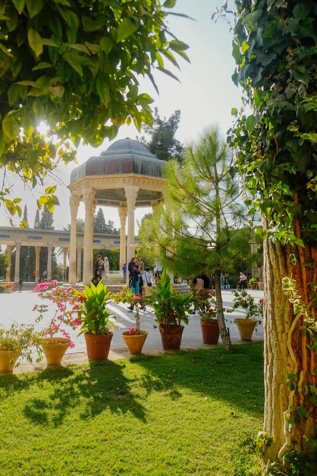 Shiraz, Iran, 2016 - der Pavillon über dem Grab des persischen Dichters Hafez, umgeben von einem üppigen grünen Garten. foto