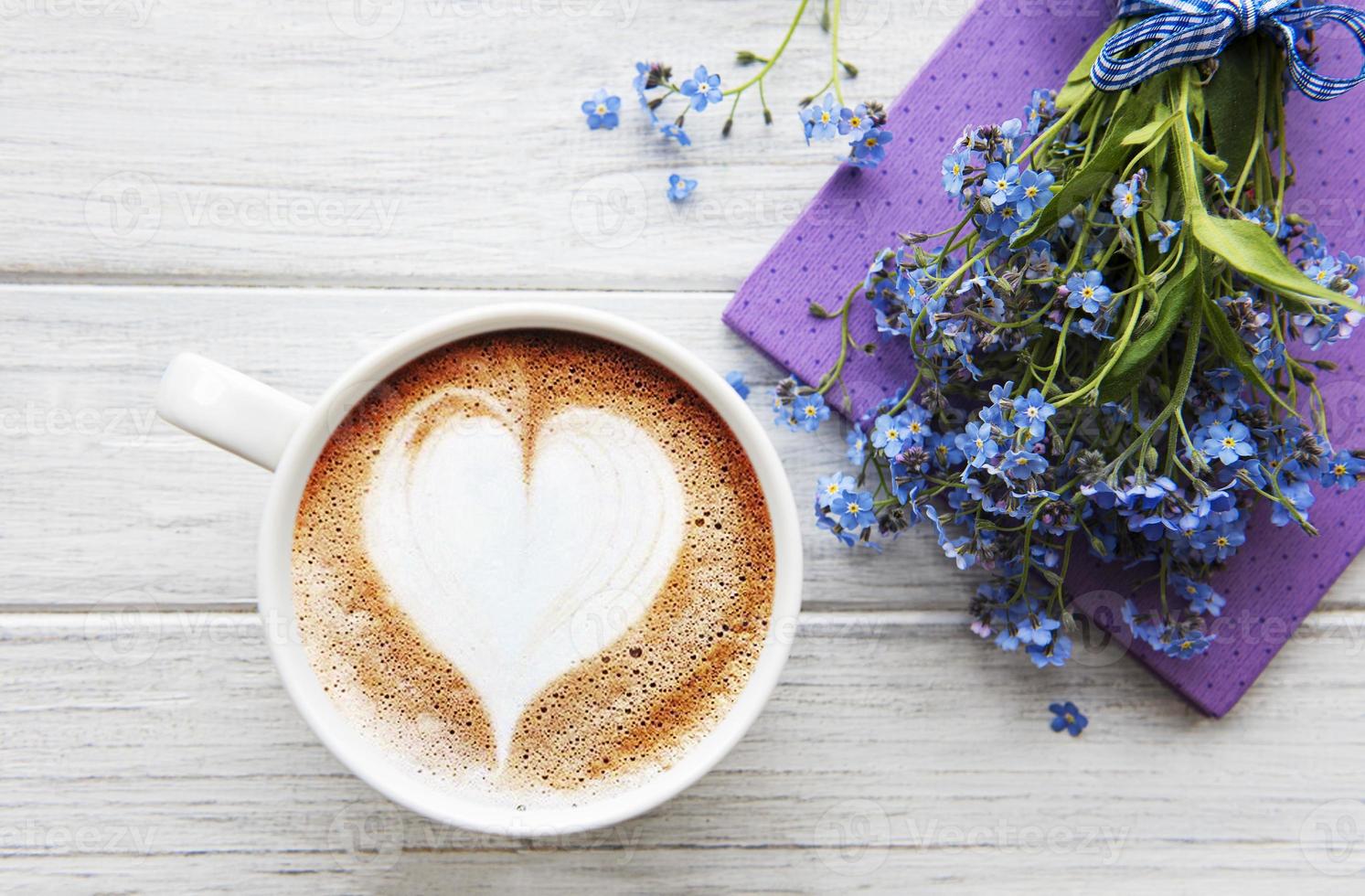 Vergissmeinnicht-Blumen, Kaffee und Notizbuch foto