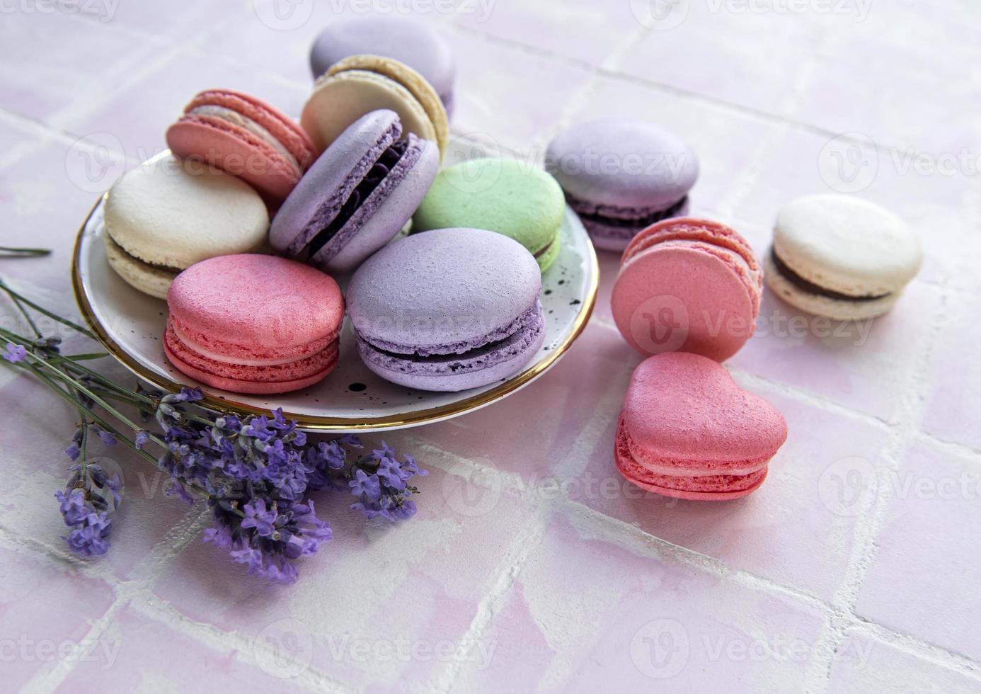 französische Macarons mit verschiedenen Geschmacksrichtungen foto