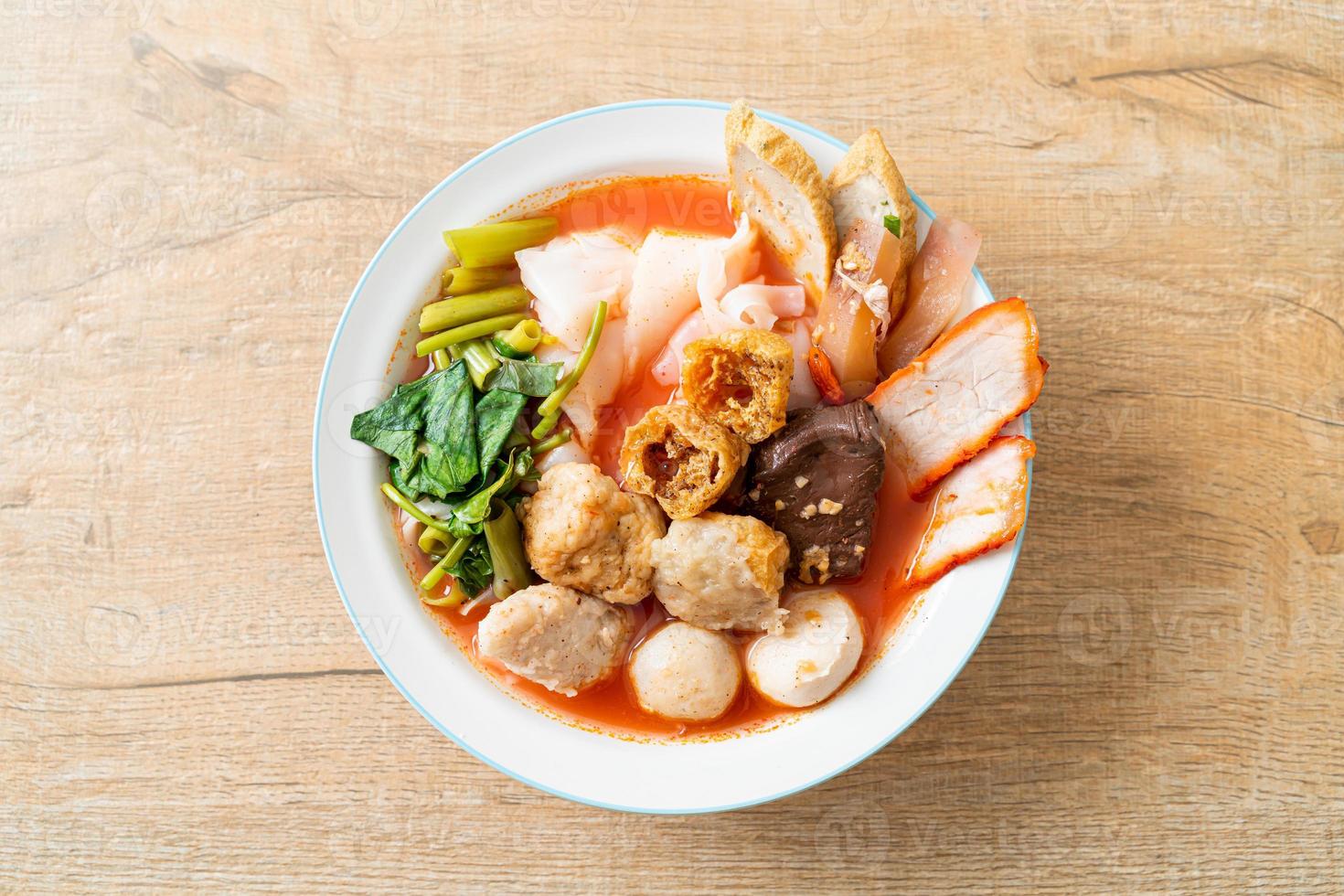 Nudeln mit Fleischbällchen in rosa Suppe foto