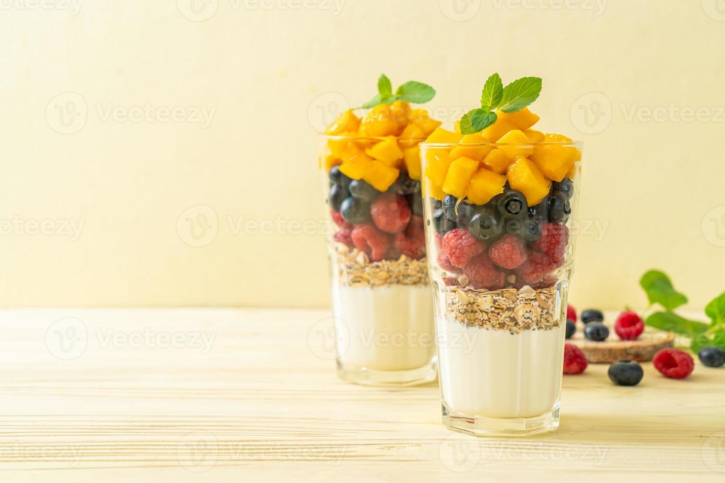 hausgemachte Mango, Himbeere und Heidelbeere mit Joghurt und Müsli foto