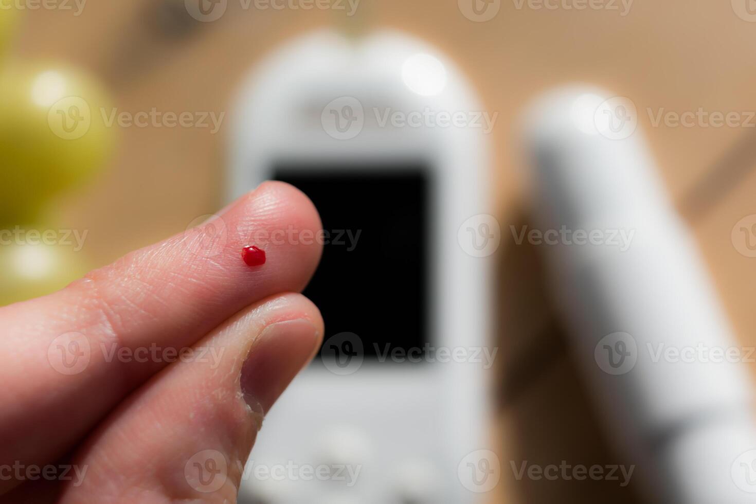 Frau stechend ihr Finger zu prüfen Blut Glucose Niveau mit Glukometer, Prüfung Blut Glucose zum Diabetes foto