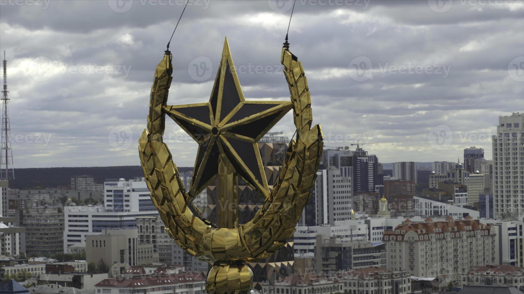 Flug Über Moskau Stadt Center mit ein golden Star von Stalin hoch erhebt euch Gebäude. Lager Filmaufnahme. die Architektur von Sowjet Union mal. foto