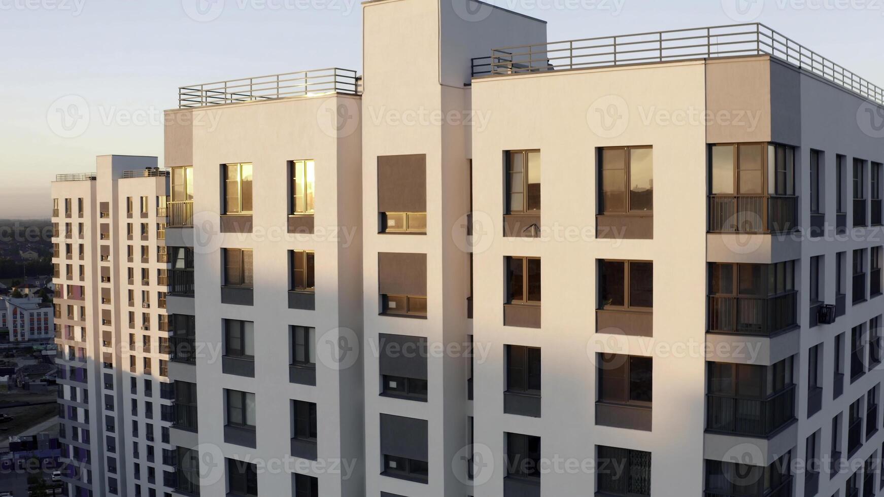 fliegend um das multi Stockwerk Wohn Gebäude auf ein wolkig Blau Himmel Hintergrund. Lager Filmaufnahme. neu gebaut Wohnung Gebäude. foto