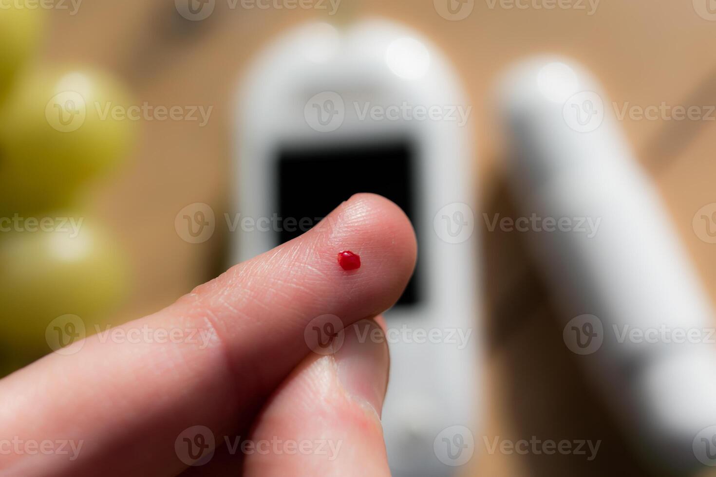 Frau stechend ihr Finger zu prüfen Blut Glucose Niveau mit Glukometer, Prüfung Blut Glucose zum Diabetes foto