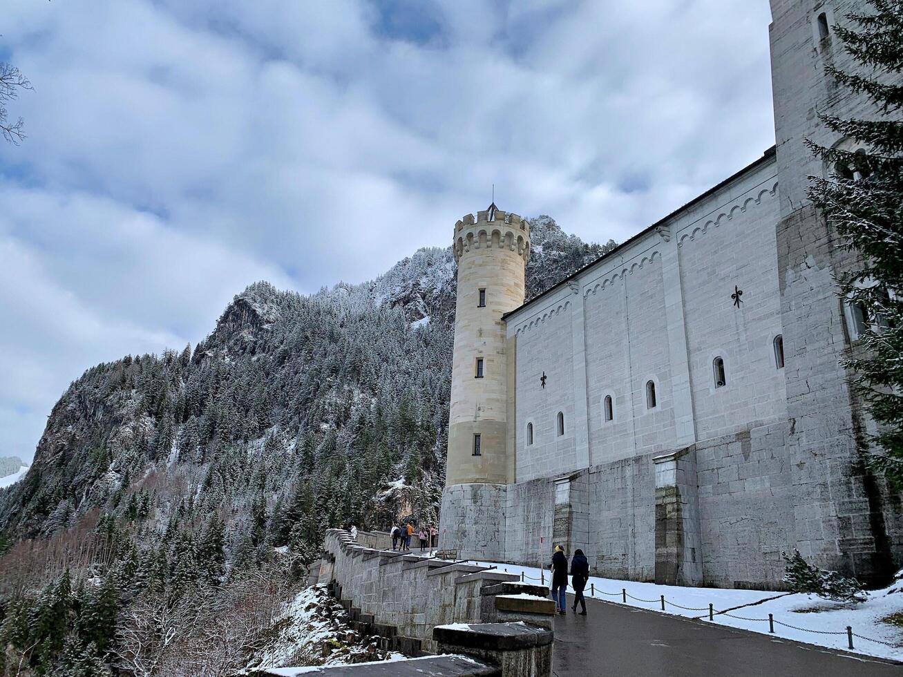 Eingang Turm vonneuschwanstein mit schneebedeckt Berg Angebot im das Hintergrund foto