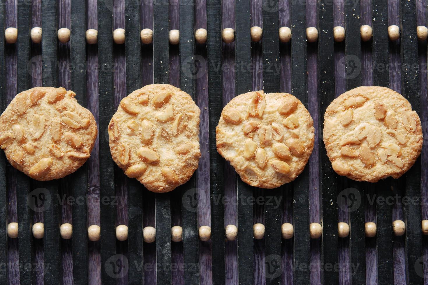 Nahaufnahme von süßen Erdnussplätzchen auf Holztisch foto