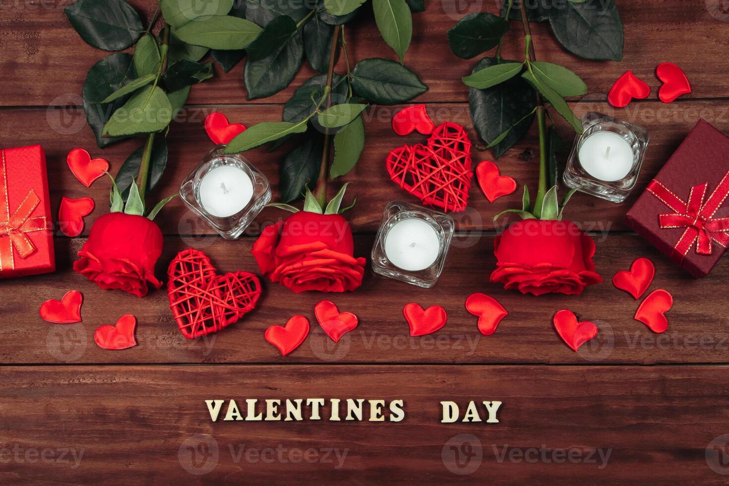 rot Rosen und Kerzen auf ein dunkel hölzern Hintergrund. Valentinstag Tag, Platz zum Text. foto