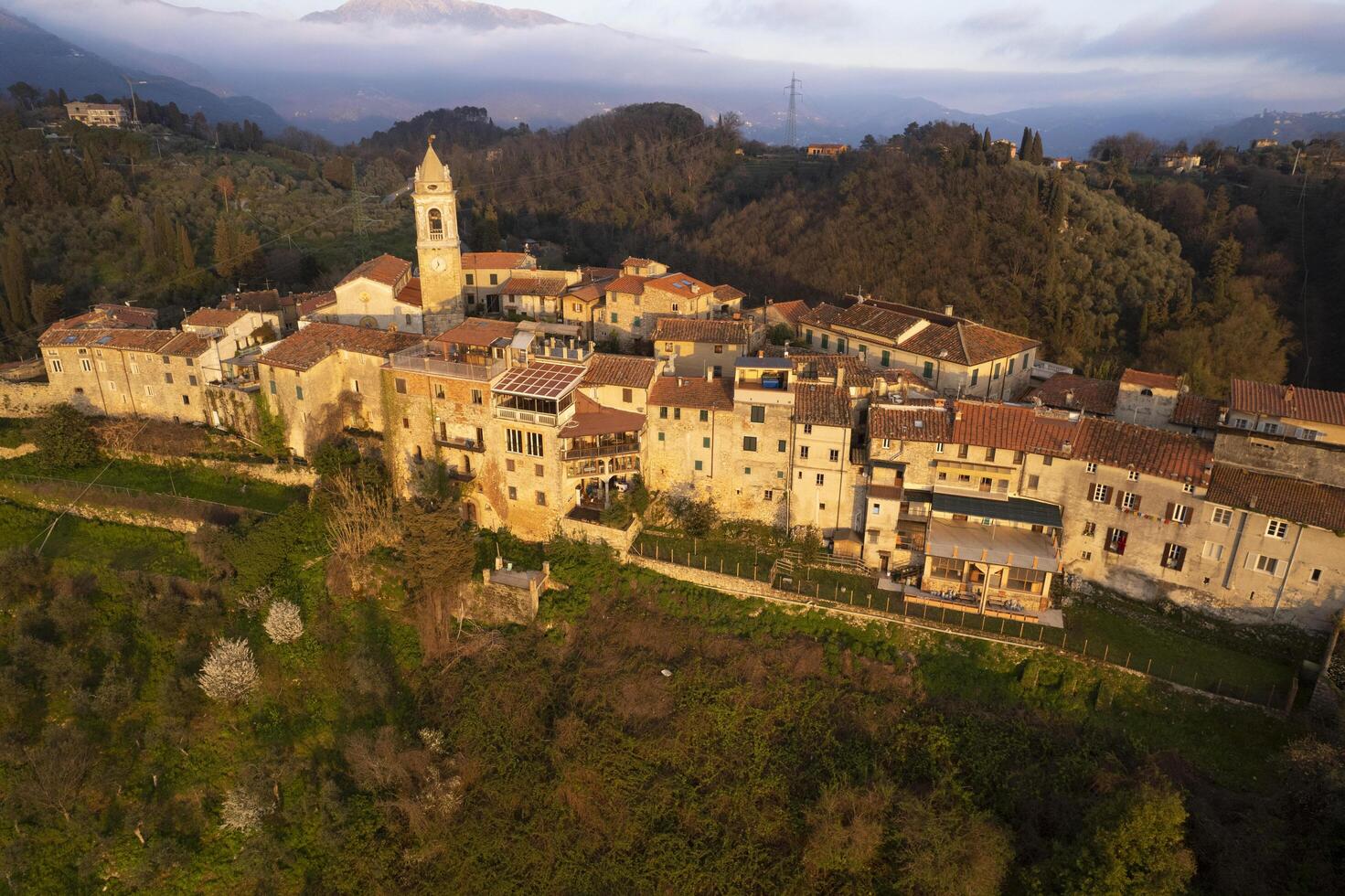 Antenne Aussicht von das klein Dorf von monteggiori versilia foto