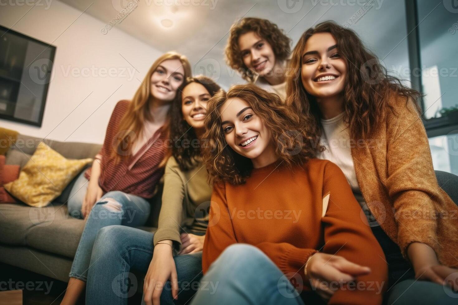 ai generativ vielfältig Gruppe von weiblich freunde genießen Party und Lachen zusammen Frauen freunde haben Spaß beim Zuhause Sitzung auf das Couch glücklich Lebensstil und Freundschaft Konzept foto