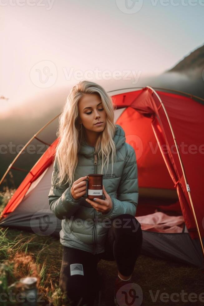 ai generativ Mädchen Wanderer im ein Zelt und halten ein Tasse Strand im das Hintergrund jung Reisender auf ihr Reise haben ein gut Erwachen foto