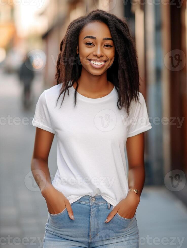 ai generativ glücklich afrikanisch jung Frau lächelnd beim Kamera draußen heiter schwarz Mädchen genießen sonnig Tag auf Stadt Straße positiv Menschen Porträt Konzept foto