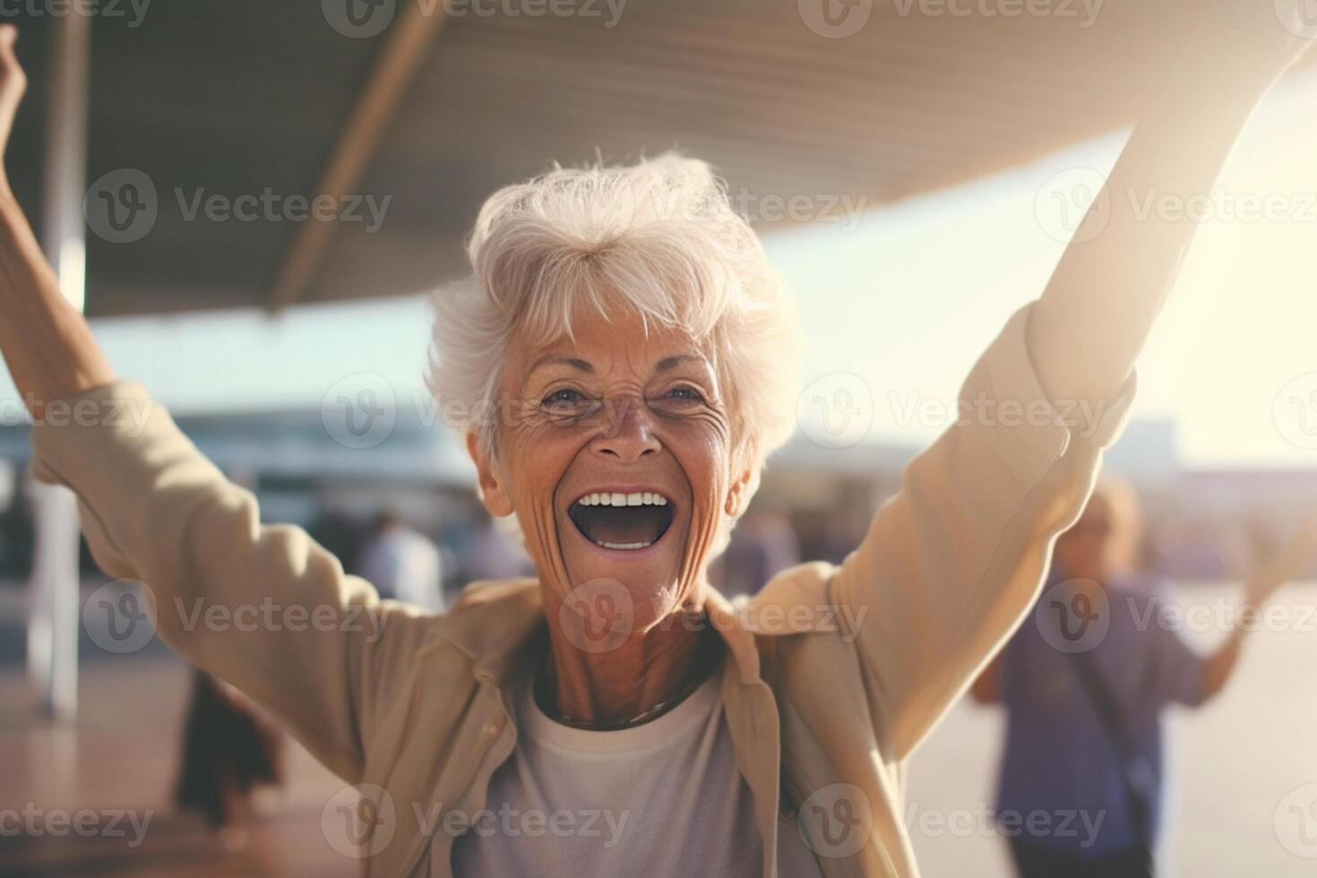 ai generativ glücklich Senior Frau mit Waffen oben haben Spaß auf das Strand mental Gesundheit und Optimismus Konzept foto