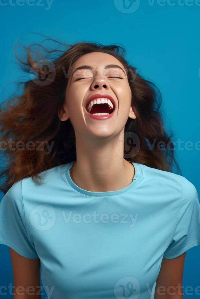 ai generativ isoliert glücklich komisch Frau haben Spaß Über ein Blau Hintergrund Porträt von ein positiv froh Mädchen foto