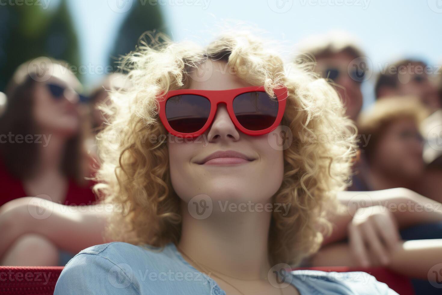 ai generiert Porträt entspannt Teenager europäisch Frau Dame weiblich Mädchen Schüler lächelnd lockig Haar Sonnenbrille genießen Sommer- Ferien Universität Campus. Bildung Schule Hochschule ruhen Urlaube foto