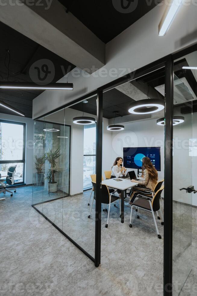 jung Geschäft Frauen diskutieren im Kabine beim das Büro foto