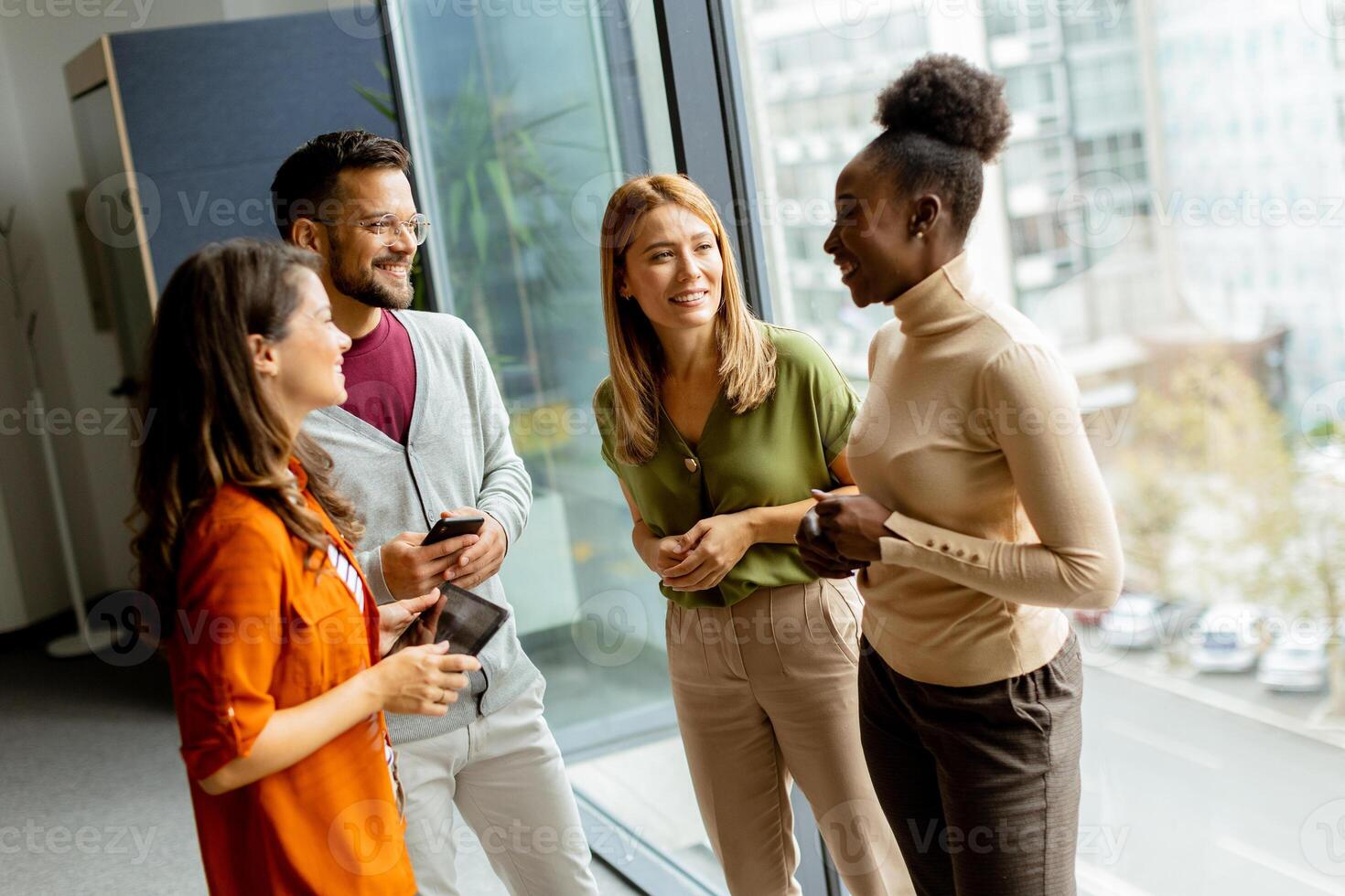 jung multiethnisch Anfang Mannschaft Arbeiten im das modern Büro foto