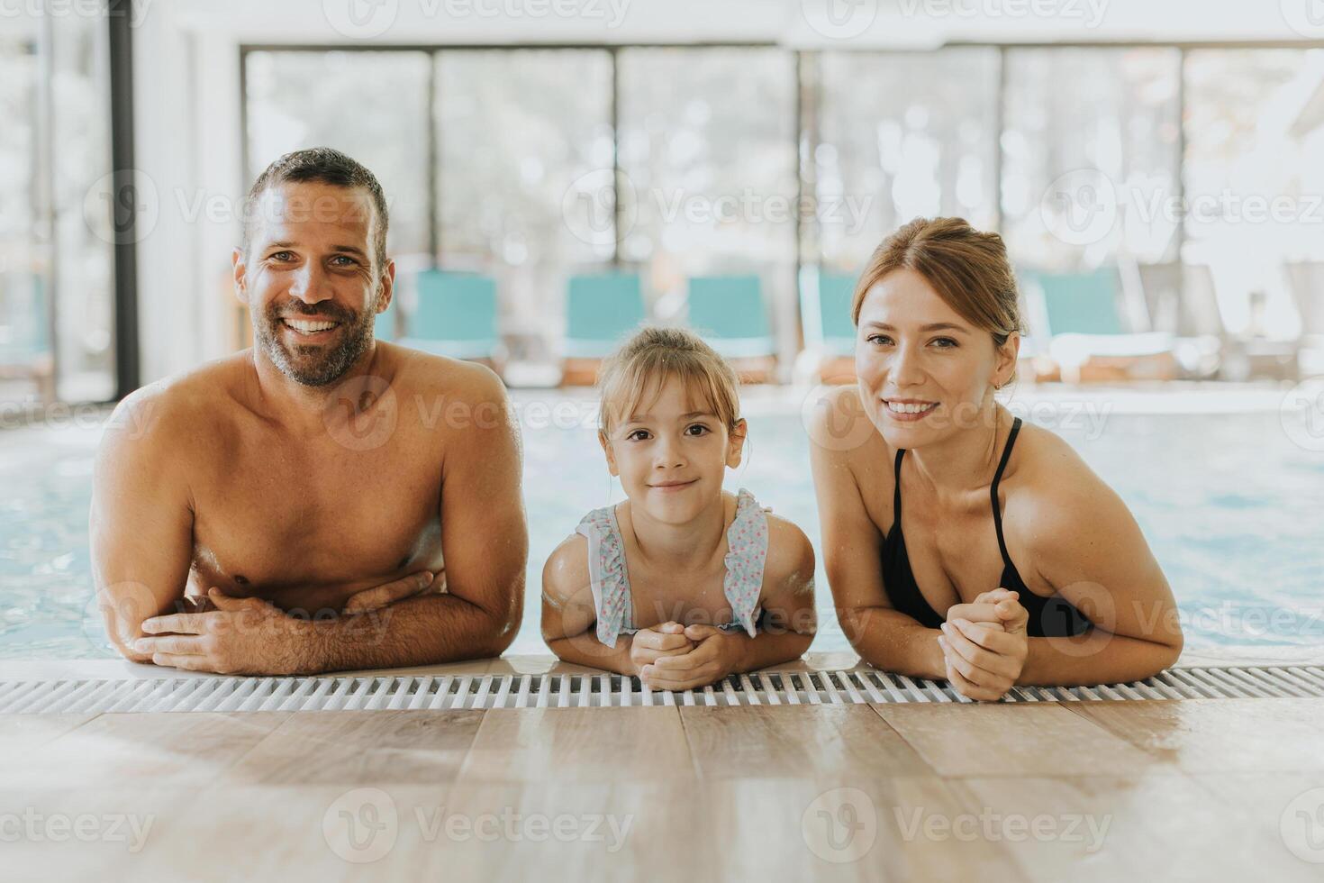 Familie im das Innen- Schwimmen Schwimmbad foto