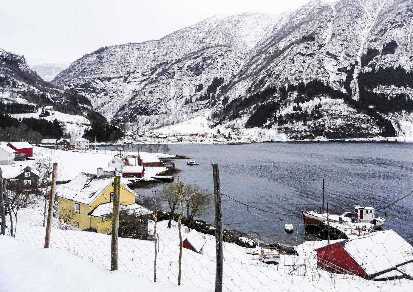 Winterlandschaft Dorf am Fjord Lake River in Framfjorden, Norwegen. foto