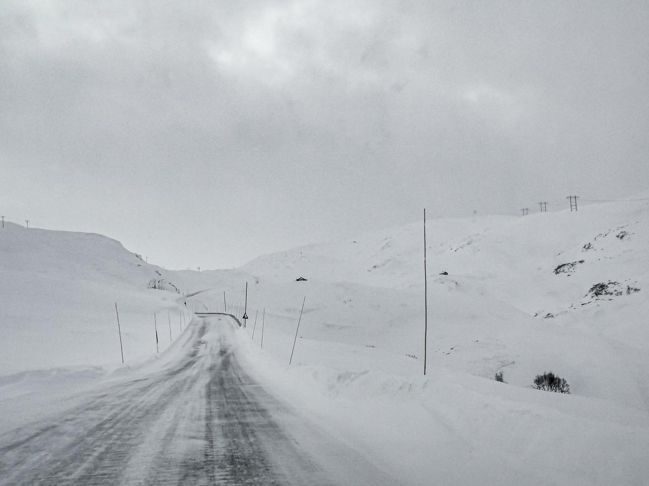 Fahren durch verschneite Straße und Landschaft in Norwegen. foto