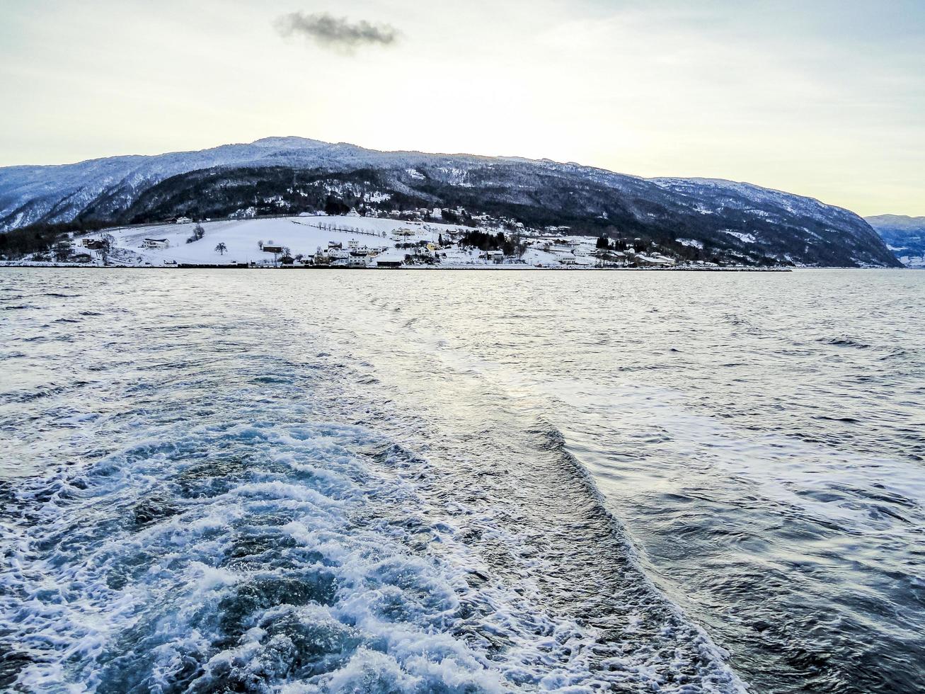 Nehmen Sie die Fähre von Vangsnes nach Dragsvik. Winterlandschaft norwegen. foto