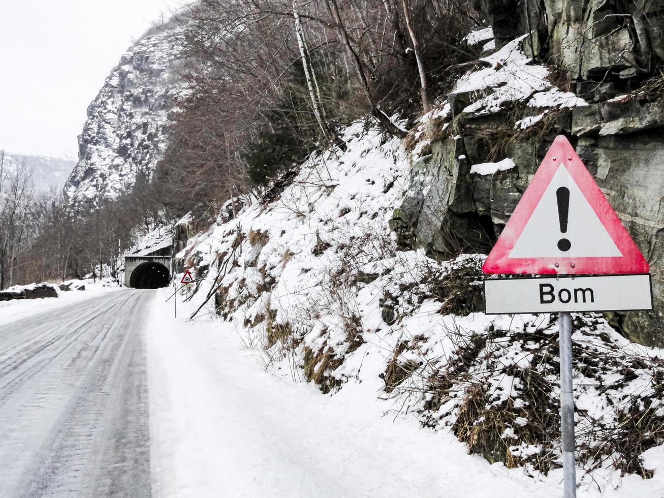 rotes Straßenschild Bom und Tunnel in Norwegen. verschneite Straßen. foto