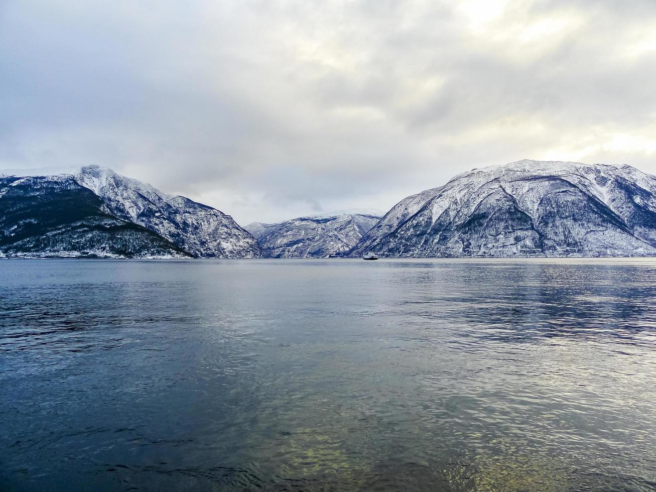 fjord1 fylkesbaatane fähre von vangsnes nach dragsvik fergeleie in norwegen. foto