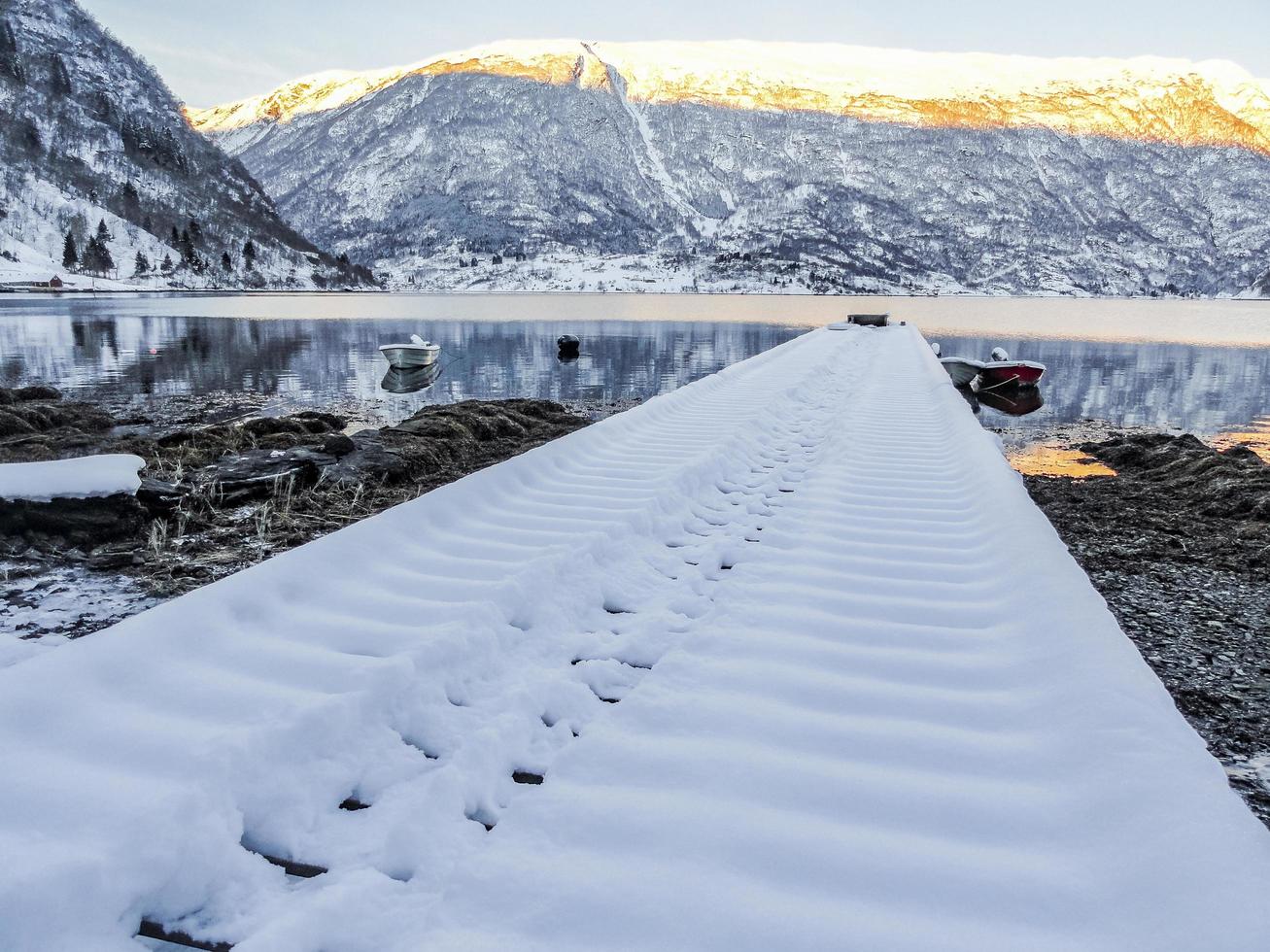 schneebedeckte steg winterlandschaft am fjordsee norwegen. foto