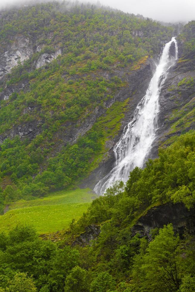 schöner avdalsfossen wasserfall utladalen ovre ardal norwegen. schönsten Landschaften. foto